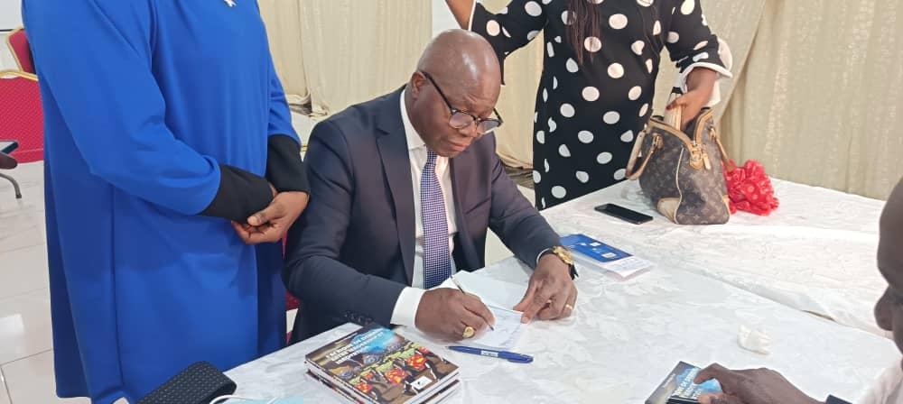 Traoré Wodjofini en séance de dédicace